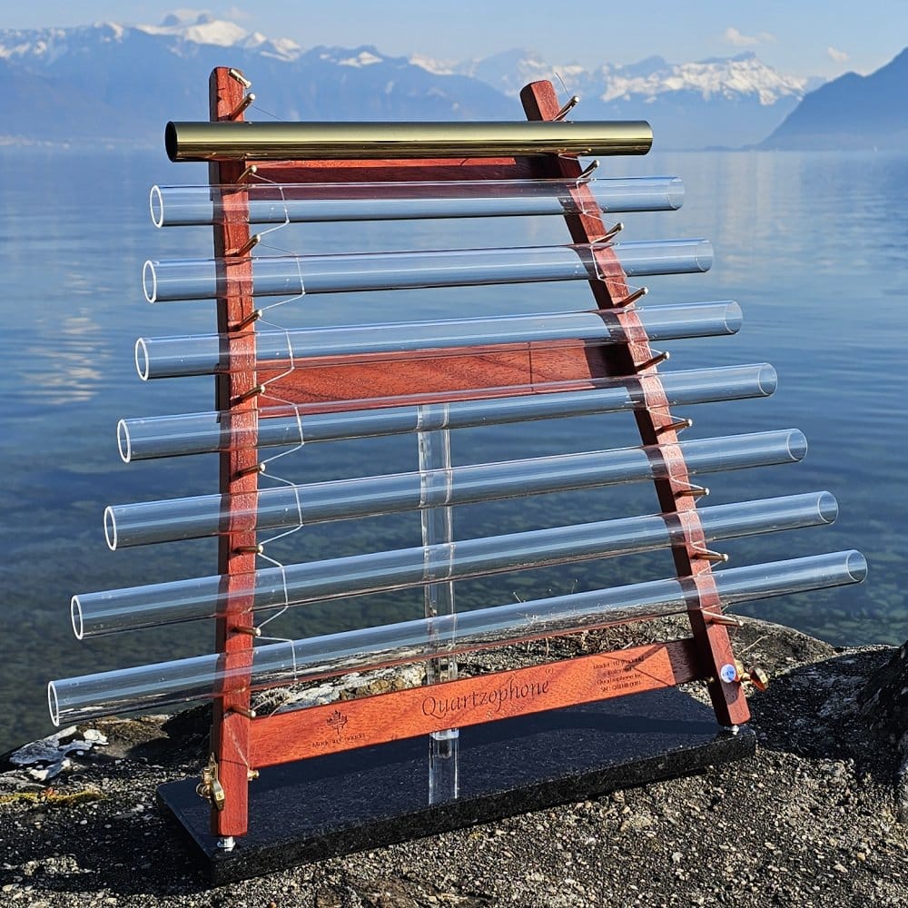 Quartzophone Harpe de Cristal pentatonique 432Hz bois de Padouk tube plaqué or podium granit noir